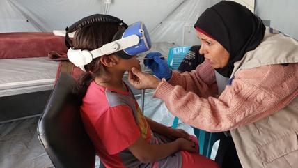 طفلة تتلقى العلاج داخل خيمة. (Photo: Qantara/Doaa Shaheen)