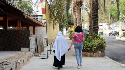 امرأتان تسيران في أحد الشوارع. (Photo: picture alliance / Sipa USA | Elisa Gestri)
