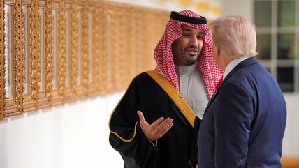 Mohammed bin Salman und Donald Trump unterhalten sich, Bin Salman gestikuliert. 