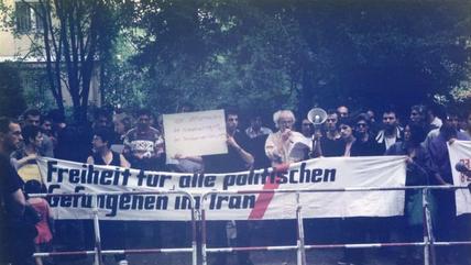 Demonstrierende halten ein Transparent mit der Aufschrift "Freiheit für alle politischen Gefangenen im Iran".