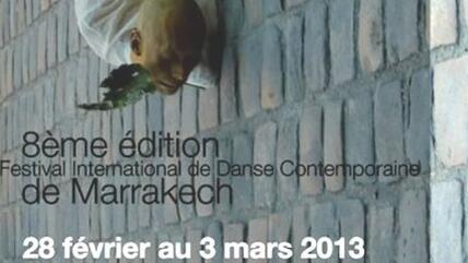 لوحة إعلانية لمهرجان ''نمشي'' للرقص المعاصر في مدينة مراكش المغربية