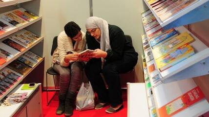 شابتان معنيتان بإنتاج الكتب. معرض القاهرة الدولي للكتاب. دويتشه فيله