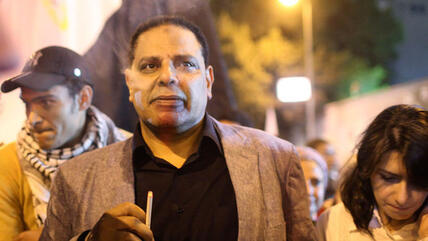 علاء الأسواني في مظاهرة احتجاجية في ميدان التحرير ضد مرسي. 27 نوفمبر 2012. رويترز