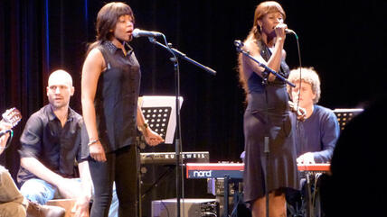 Sister Fa (right) and her band performing at the opening of the Academy of the Arts of the World in Cologne (photo: DW/Birgit Görtz)