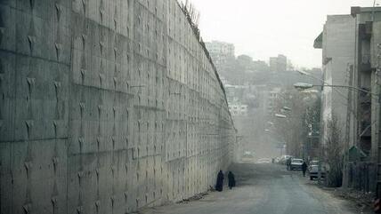 Street next to the wall of Tehran's Evin prison (photo: dpa)