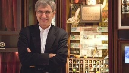 Orhan Pamuk in his “Museum of Innocence” (photo: © Museum of Innocence)