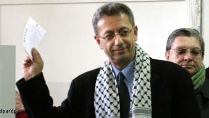 Mustafa Barghouti, presidential candidate, holds up his ballot paper as he votes in the Palestinian presidential election in 2005 (photo: picture alliance/dpa)