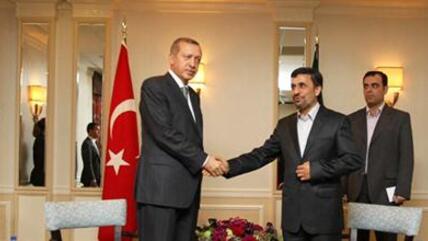 Turkish Prime Minister Recep Tayyip Erdogan (left) shaking hands with Iranian President Mahmoud Ahmadinejad (photo: IRNA)