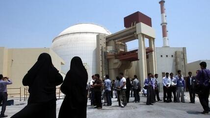 People visiting the Bushehr nuclear power plant (photo: dpa)