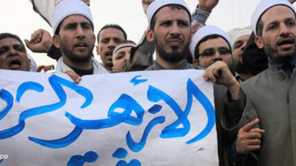 Egyptian Muslim scholars from al-Azhar university hold a banner reading in Arabic 'The Azhar is with the revolution of the free people' as they stand with anti-government protesters in Tahrir Square, Cairo, Egypt, 9 February 2011 (photo: picture-alliance/dpa)