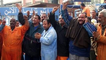 Workers of the Suez Company on strike at the company's headquarter in Ismailiya (photo: EPA/APA)