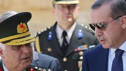 الصورة ا ب إردوغان وقادة تركيا العسكريين