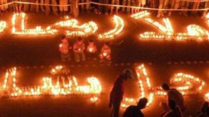 Demonstration nahe der syrischen Stadt Idlib mit Spruchbändern in Form von Kerzen: ''Willkommen Ramadan - weg mit Bashar!''; Foto: PA/abaca