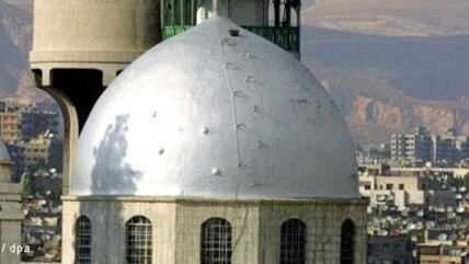 Blick auf die Kuppel der armenisch-orthodoxen St. Serge Kirche und die dahinter liegende Osttor-Moschee in Damaskus; Foto: dpa