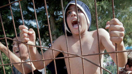 Syrian refugee children climb the fence that surrounds their refugee camp during a spontaneous protest they initiated against Syrian President Bashar Assad, in Yayladagi ,Turkey, near the Syrian border, Wednesday, June 15, 2011 (photo: AP)