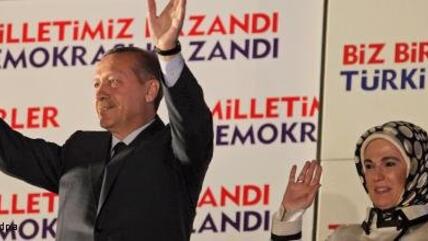 Erdogan mit seiner Frau während des Wahlkampfes; Foto: picture-alliance/dpa