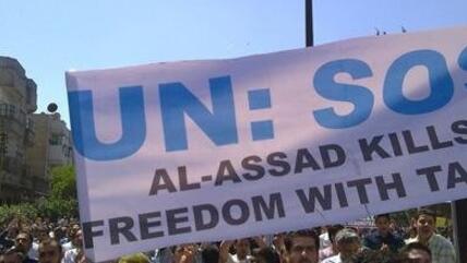 Demonstrators in Homs, Syria, demanding UN intervention (photo: AP)