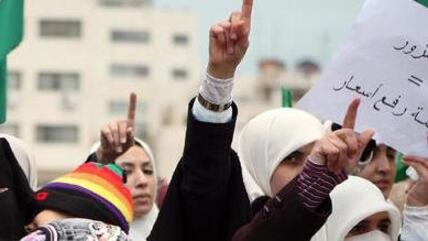 Veiled Jordanian women protest in front of the parliament (photo: picture alliance/dpa)