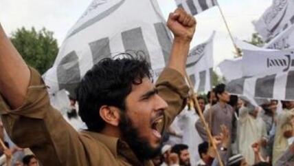 Anhänger der von den UN als Terrororganisation eingestuften Jamaat-ud-Dawa protestieren in Karachi gegen die US-Militäraktion, bei der Osama Bin Laden getötet wurde; Foto: dpa