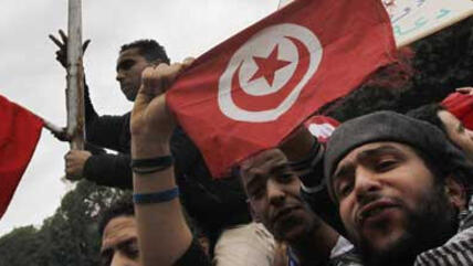 Tunisians celebrate the fall of dictator Ben Ali (photo: AP)