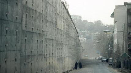 Wall of Evin prison, Tehran (photo: picture-alliance/dpa)