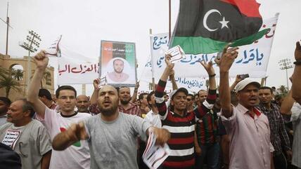 احتجاجات تطالب بتنحية الموظفين السابقين في نظام القذافي من كل المناصب في الدولة.   Reuters