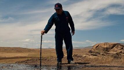 Worker on an oil field in Iraqi Kurdistan (photo: dpa)