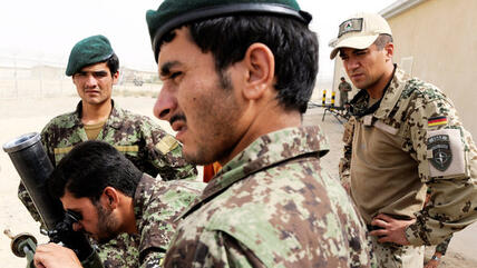 Bundeswehrsoldaten der ISAF im Camp Pamir nahe Kundus bei der Ausbildung afghanischer Soldaten; Foto: dpa