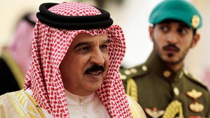 Bahrain's king Hamed bin Isa Al Khalifa (l.) and his son prince Khalid bin Hamad Al Khalifa (photo: dapd)