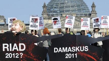 Protestaktion gegen Waffenexporte in die arabische Welt vor dem Deutschen Bundestag in Berlin; Foto: Michael Gottschalk/dapd