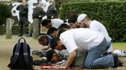 Salafists pray in a pedestrian zone of a German city (photo: dpa/picture alliance)