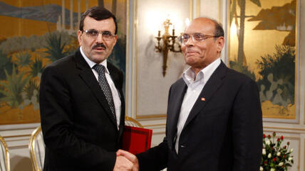 Tunisian President Moncef Marzouki (R) shakes hands with Prime Minister Ali Larayedh (photo: Reuters/Zoubeir Souissi)