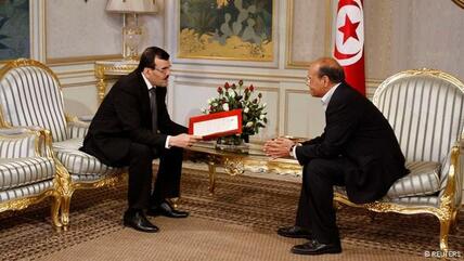 Tunesiens Premierminister Ali Larayedh (links) übergibt die Liste der neuen Regierungskoalition an Präsident Moncef Marzouki, Foto: REUTERS/Zoubeir Souissi