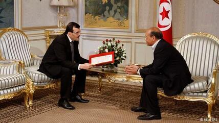 رئيس الوزراء علي العريض يقدم للرئيس التونسي منصف المرزوقي قائمة بأسماء وزراء الحكومة الائتلافية الجديدة. رويترز