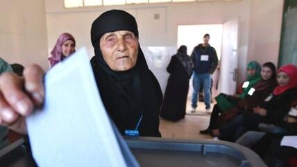A woman casts her ballot at a polling station in Amman January 23, 2013 (photo: Reuters/Muhammad Hammad)
