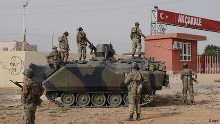 الجيش التركي على حدود تركيا مع سوريا. د أ ب د