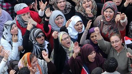 Frauenaktivistinnen demonstrieren gegen die Machterweiterung Mursis in Kairo, Foto: dpa/picture-alliance