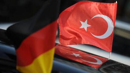 A German and a Turkish flag (photo: picture-alliance/dpa)