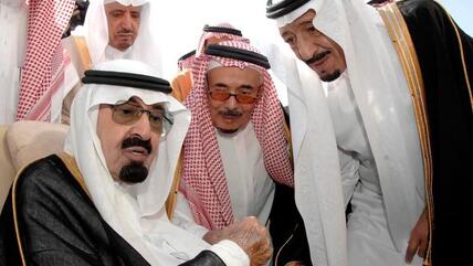 King Abdullah surrounded by members of the Saudi royal family (photo: epa/Saudi Press Agency)