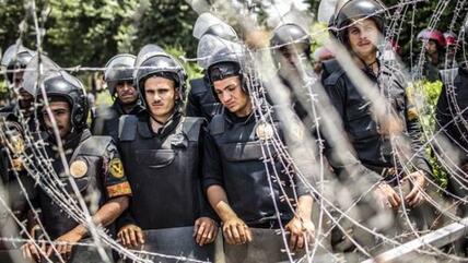 Military police behind barbed wire in Cairo (photo: Getty Images)
