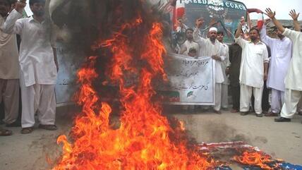 Demonstration against the anti-Islamic film in Peshawar, Pakistan, during which a US flag is set on fire (photo: Reuters)