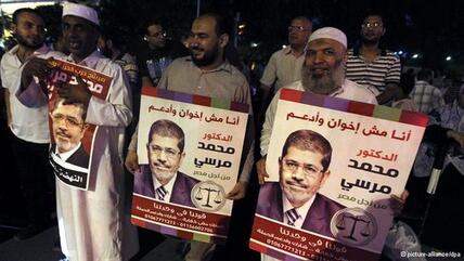 قرار مرسي بعزل المشير طنطاوي وسامي عنان قوب بترحيب شعبي كبير، الصورة ا ب 
