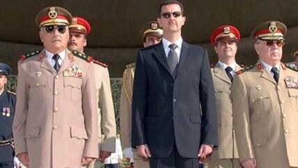 Syriens Präsident Assad im Kreis seiner Generäle; Foto: dpa