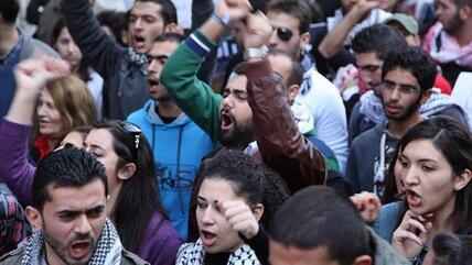 متظاهرون لبنانيون أمام السفارة السورية في بيروت الصورة دويتشه فيله 