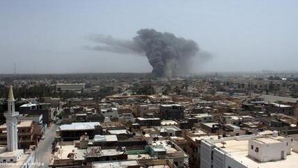 Columns of smoke rise above Tripoli after a NATO air attack on 7 June 2011 (photo: picture alliance/dpa)