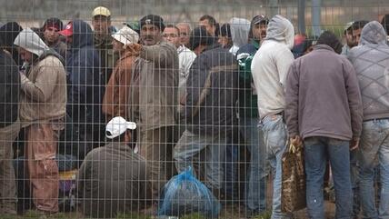 Wartende palästinensische Arbeiter an einem Trennungszaun zwischen der jüdischen Siedlung Modiin Elite und dem Westbank-Dorf Harbeta; Foto: AP