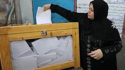 A woman casts her vote in the first round of the presidential elections (photo: dpa)