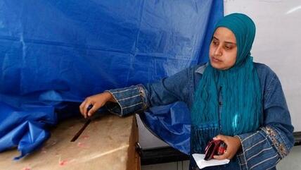Ägypterin bei der Stimmabgabe in Alexandria während der Parlamentswahl; Foto: AP