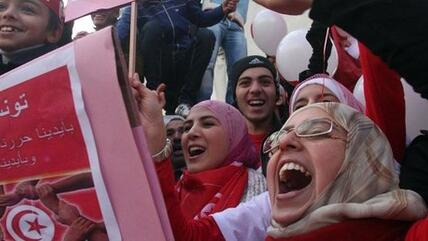 Tunisians celebrating on the anniversary of the revolution (photo: dpa)