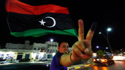 Libyer nach der Wahl zur Verfassungsgebenden Versammlung; Foto: Reuters